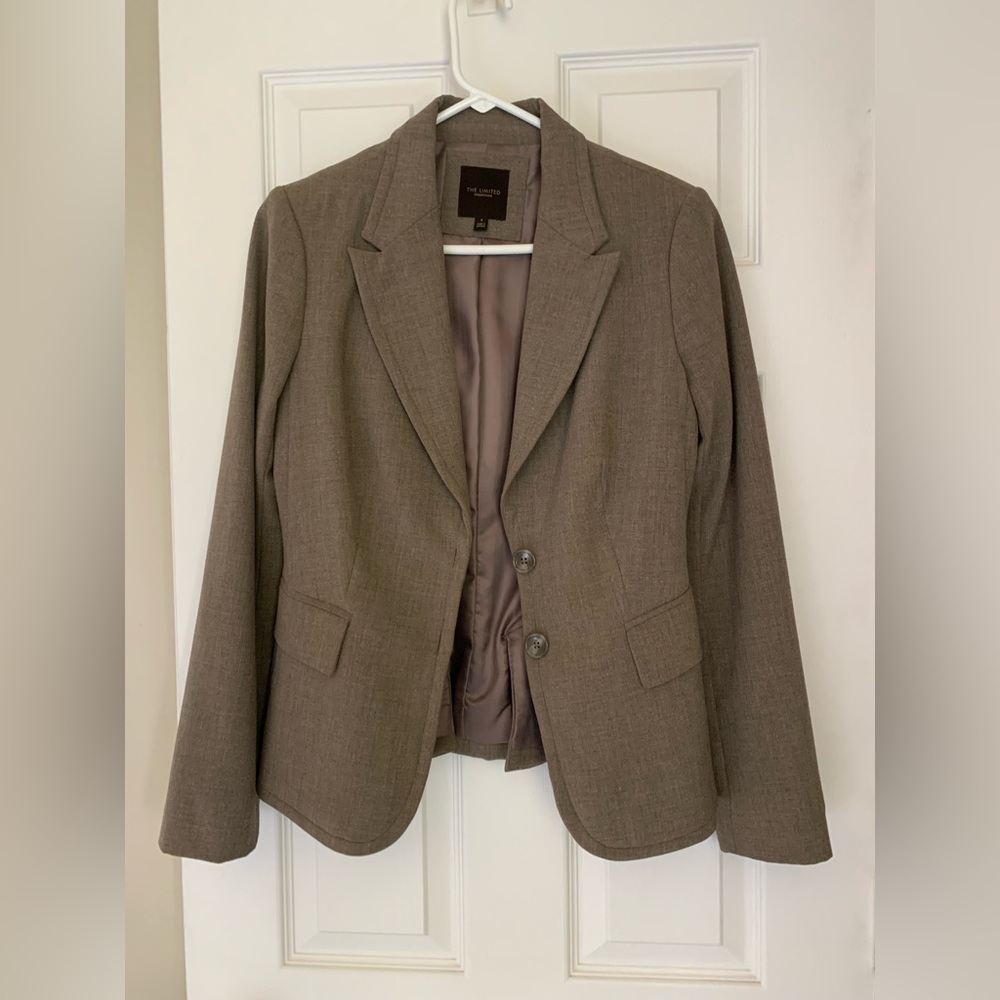 Limited suit blazer in a perfect condition. SZ 6